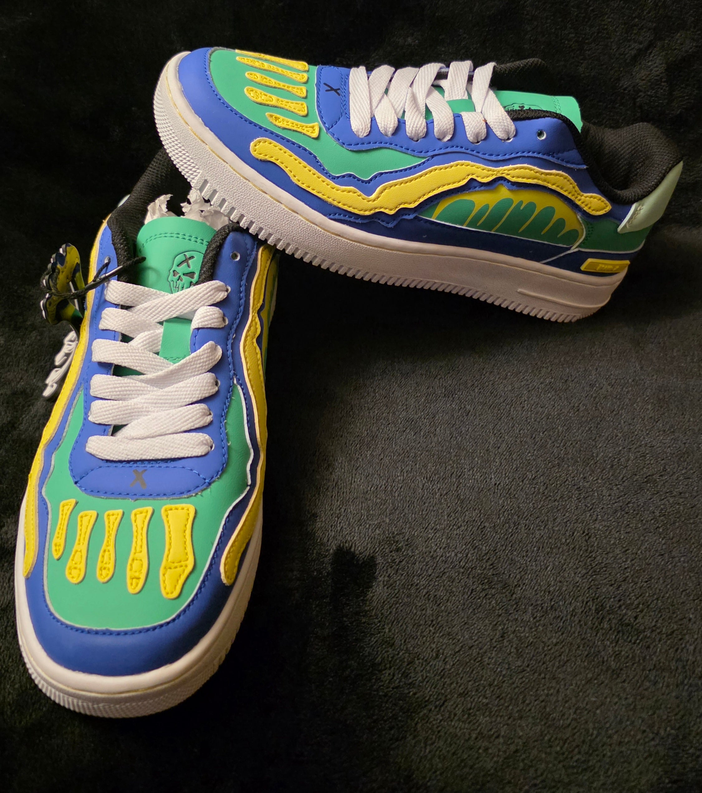 Tropics Bones Sneaker – Size 6Y / 7.5W