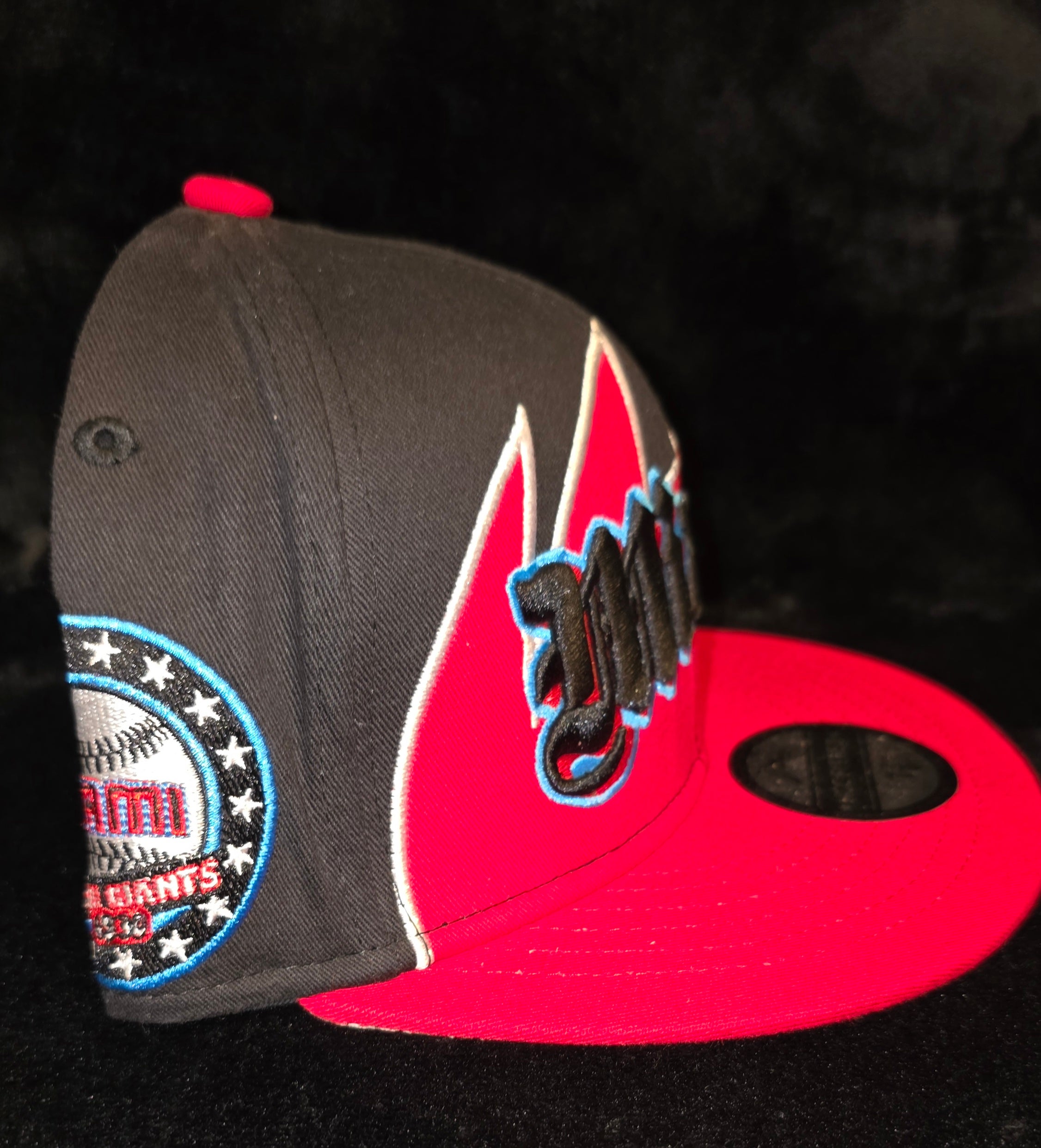 Miami Giants Vintage Fitted Hat – Black & Red